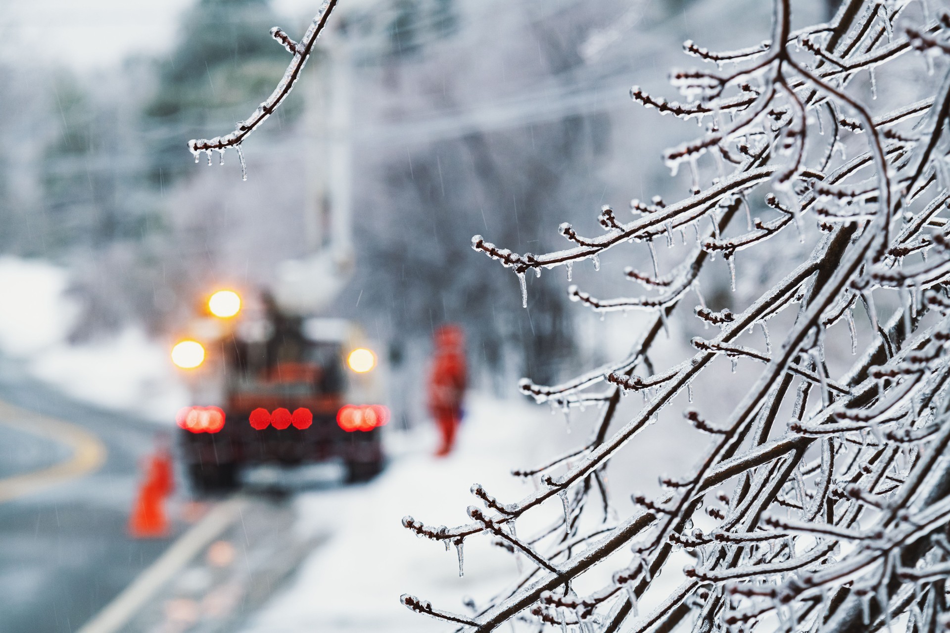 Unser Winterdienst kümmert sich um das zeitnahe Räumen von Schnee und das Streuen bei Glätte, sodass Ihre Außenbereiche jederzeit sicher und begehbar bleiben. Wir übernehmen die gesamte Winterpflege und sorgen dafür, dass Sie und Ihre Besucher gut durch den Winter kommen.  Unsere Winterdienstleistungen umfassen:  Schneeräumung: Schnelle und gründliche Schneeräumung auf Gehwegen, Einfahrten und Parkplätzen für sichere Zugänge und bequeme Wege. Streudienst bei Glätte: Verwendung umweltfreundlicher Streumittel zur Eisbekämpfung, um rutschige Flächen sicher begehbar zu machen. Regelmäßiger Bereitschaftsdienst: Unsere Winterdienst-Teams sind früh morgens und bei Bedarf mehrmals täglich im Einsatz, je nach Wetterlage und Schneefall. Individuelle Einsatzplanung: Wir passen unseren Service flexibel an Ihre Anforderungen und Grundstücksgegebenheiten an und kümmern uns um alle notwendigen Maßnahmen. Mit Glanzprofis haben Sie einen Winterdienst, auf den Sie sich verlassen können. Wir übernehmen die Verantwortung, dass Ihre Wege schnee- und eisfrei bleiben und Sie sich entspannt auf die schönen Seiten des Winters konzentrieren können.